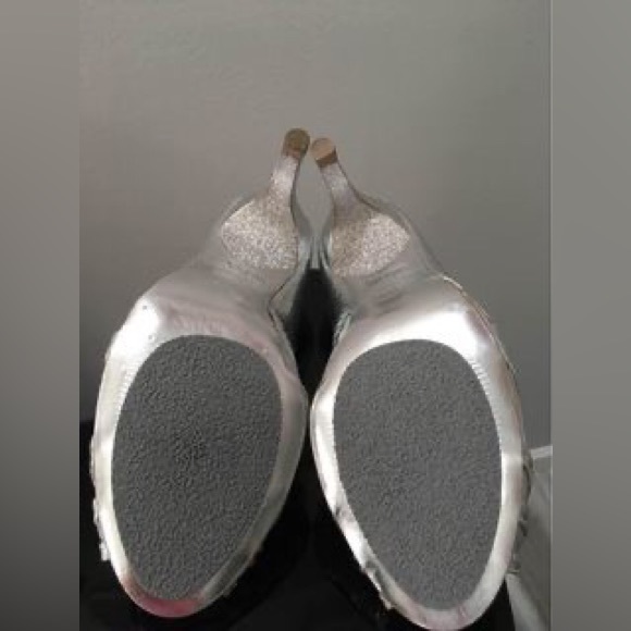 Adrianna Papell
Silver Metals,Fergie Peep Toe Pumps
Size: US 8.5 - Picture 3 of 5